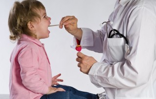 medico visita le tonsille di una bambina